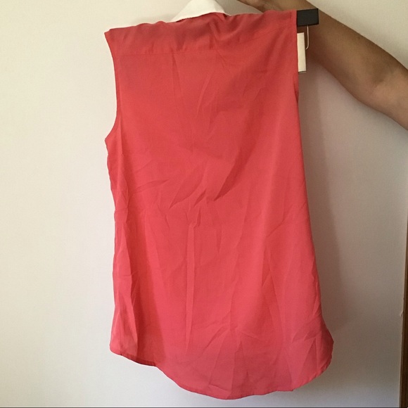 Sleeveless button down - Picture 2 of 2